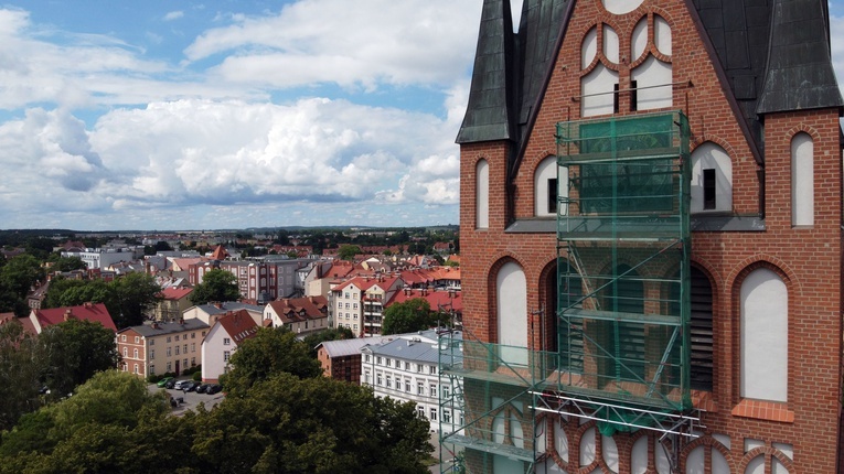 Renowacja tarcz zegara na kościele Mariackim w Szczecinku