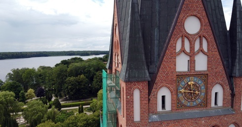 Renowacja tarcz zegara na kościele Mariackim w Szczecinku