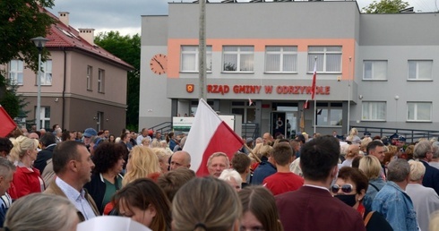 Spotkanie z prezydentem RP odbyło się na placu przed Urzędem Gminy Odrzywół.