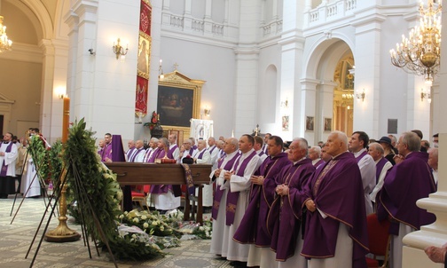 Pożegnanie kapelana prymasa. "Po raz ostatni pokłonił się Matce Zbawiciela"