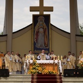 Msza św. na dziedzińcu klasztoru sióstr klarysek.