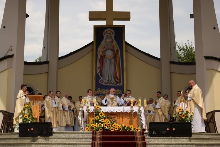 Msza św. na dziedzińcu klasztoru sióstr klarysek.