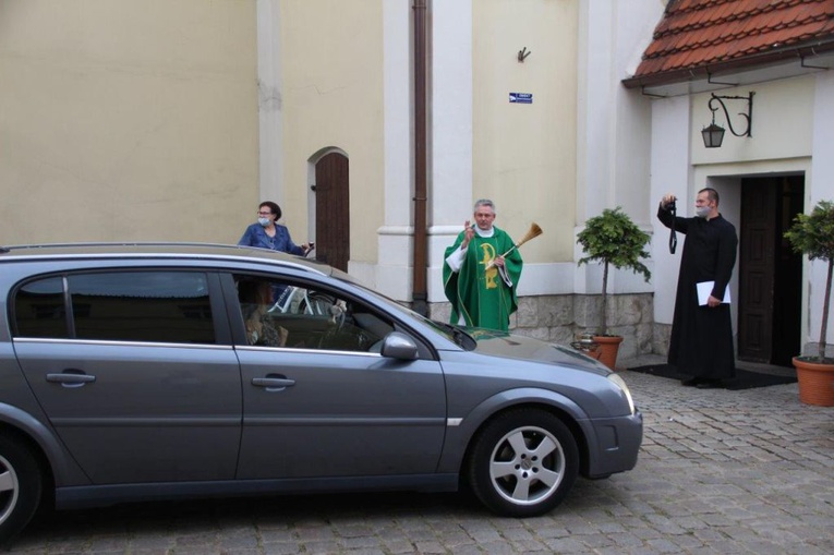 Poświęcenie samochodów we Wschowie