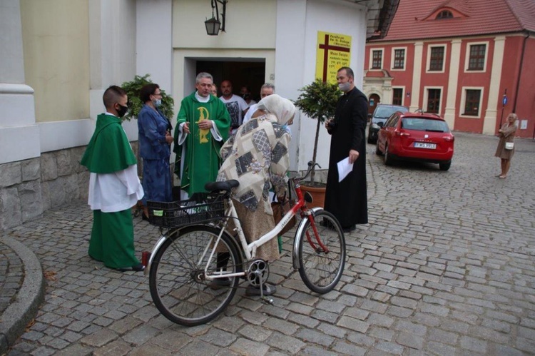 Poświęcenie samochodów we Wschowie