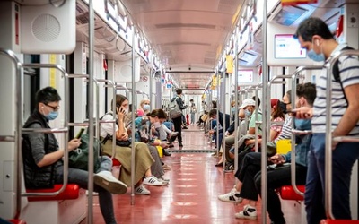 Mediolan. Drakońskie mandaty za brak maseczki w metrze