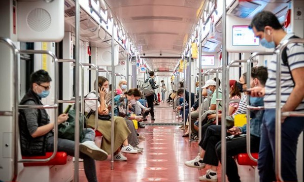 Mediolan. Drakońskie mandaty za brak maseczki w metrze