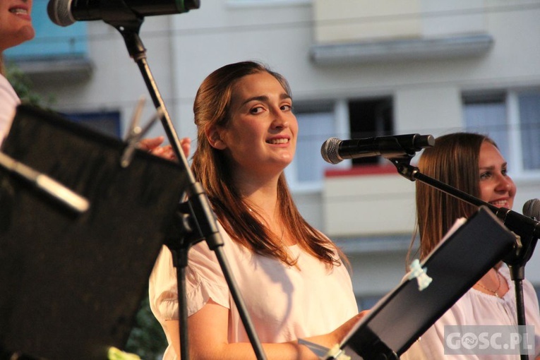 Gorzów Wlkp. Koncert zespołu Nowonarodzeni przy katedrze