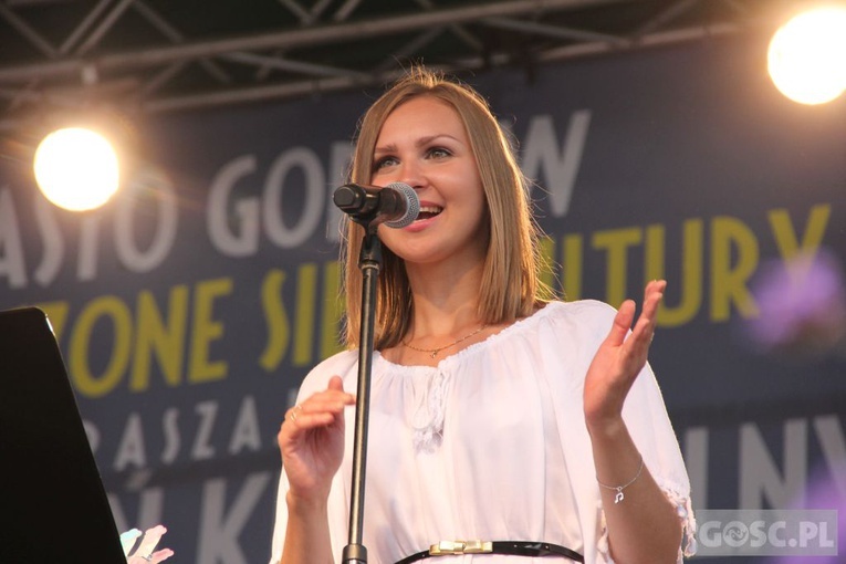 Gorzów Wlkp. Koncert zespołu Nowonarodzeni przy katedrze