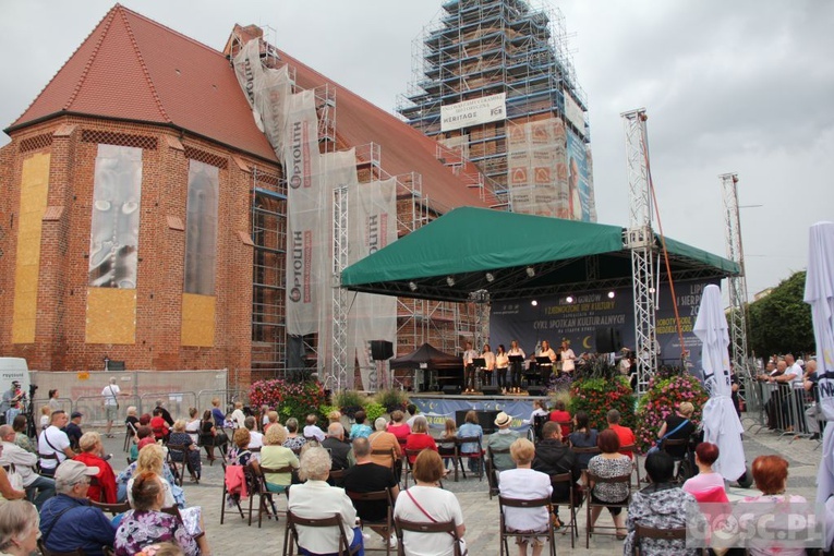 Gorzów Wlkp. Koncert zespołu Nowonarodzeni przy katedrze