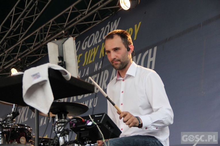 Gorzów Wlkp. Koncert zespołu Nowonarodzeni przy katedrze