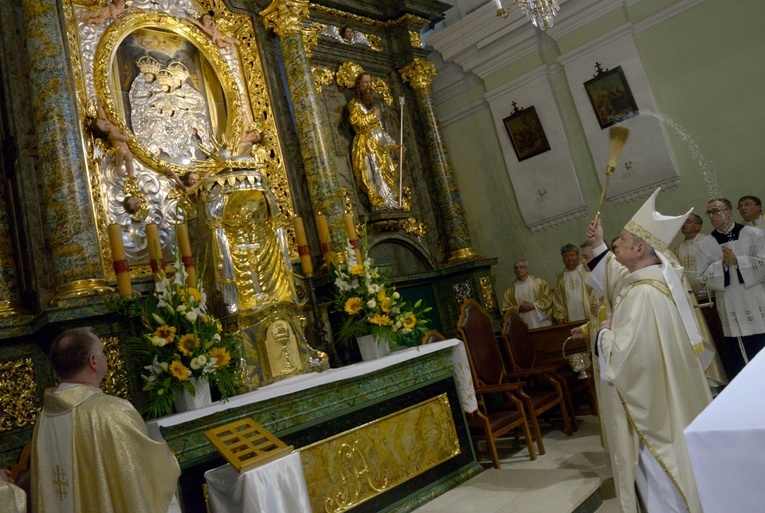 Odnowiony ołtarz i łaskami słynący obraz poświęcił bp Henryk Tomasik.