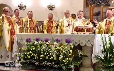 Jubilat przy jednym ołtarzu z bp. Markiem i zaprzyjaźnionymi kapłanami.