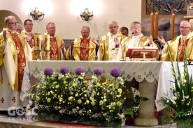 Jubilat przy jednym ołtarzu z bp. Markiem i zaprzyjaźnionymi kapłanami.