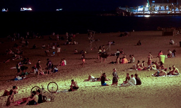 Hiszpania: Fiesta przeniosła się na skwery i plaże