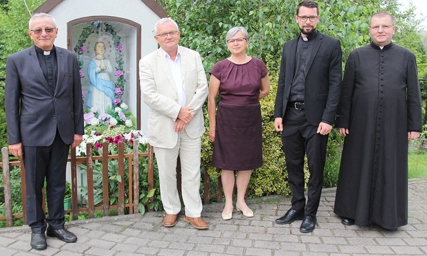 Ks. Dawid Hilus z rodzicami i pisarzowickimi duszpasterzami.