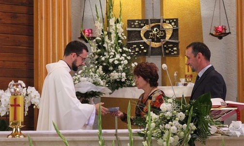Parafianie z Pisarzowic wręczyli ks. Dawidowi Margaretke z obietnicą dożywotniej modlitwy.