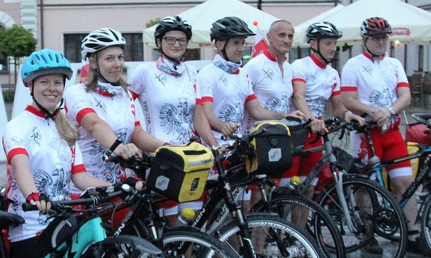 Rowerzyści na żywieckim Rynku.