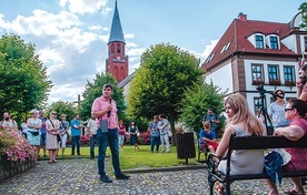 ▲	Frekwencja pokazuje, że nie brakuje chętnych do poznawania historii podczas spacerowania.  