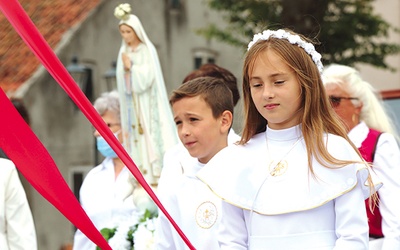 ►	Wydarzenie zakończyła procesja eucharystyczna wokół kościoła.