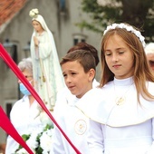 ►	Wydarzenie zakończyła procesja eucharystyczna wokół kościoła.