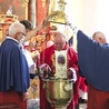 Zasypanie kadzidła na wzór liturgii w Santiago de Compostela.