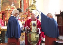 Zasypanie kadzidła na wzór liturgii w Santiago de Compostela.