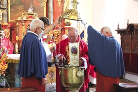 Zasypanie kadzidła na wzór liturgii w Santiago de Compostela.