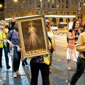 Pątnicy w nocnej wędrówce modlili się m.in. o głębsze poznanie tajemnicy Eucharystii.