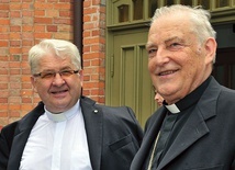 ▲	Ks. inf. Stanisław Pindera (z lewej) z kard. Zenonem Grocholewskim podczas pobytu w Ciechocinku.