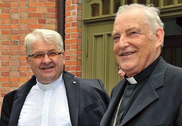 ▲	Ks. inf. Stanisław Pindera (z lewej) z kard. Zenonem Grocholewskim podczas pobytu w Ciechocinku.