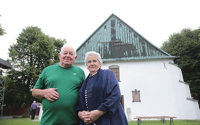 Alicja i Stanisław Dadejowie od lat opiekują się kościołem na szczycie.
