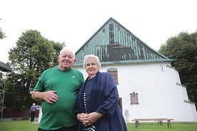 Alicja i Stanisław Dadejowie od lat opiekują się kościołem na szczycie.