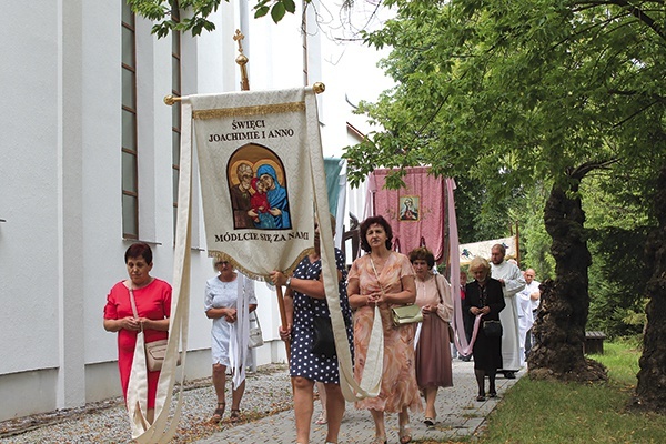 ▼	Po Mszy św. wierni przeszli w procesji eucharystycznej dookoła kościoła. 