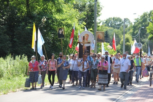 Pątnicy po nocnym marszu dotarli do Domu św. Faustyny 