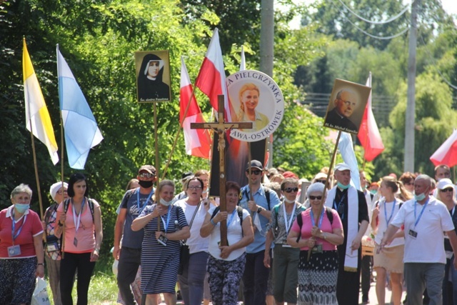 Pątnicy po nocnym marszu dotarli do Domu św. Faustyny 