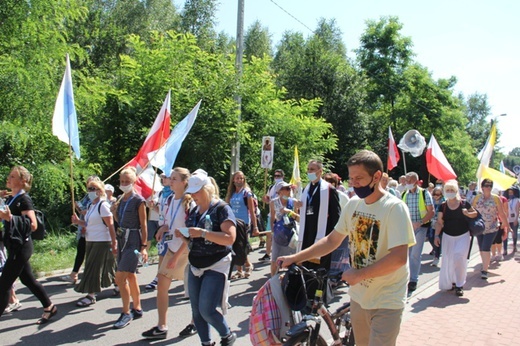 Pątnicy po nocnym marszu dotarli do Domu św. Faustyny 