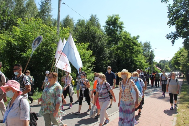 Pątnicy po nocnym marszu dotarli do Domu św. Faustyny 