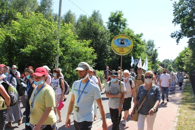 Pątnicy po nocnym marszu dotarli do Domu św. Faustyny 