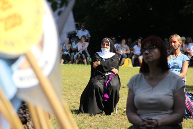 Pątnicy po nocnym marszu dotarli do Domu św. Faustyny 