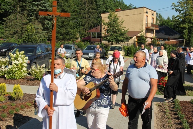 Pątnicy po nocnym marszu dotarli do Domu św. Faustyny 