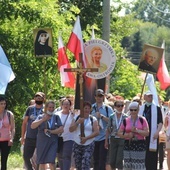 Pątnicy po nocnym marszu dotarli do Domu św. Faustyny 