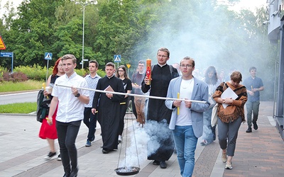 ▼	Uczestnicy II stopnia przeżywali swój „exodus” na ulicach Katowic.