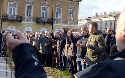Mężczyźni modlą się na ulicach Radomia.