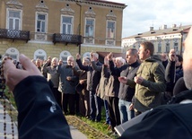 Mężczyźni modlą się na ulicach Radomia.
