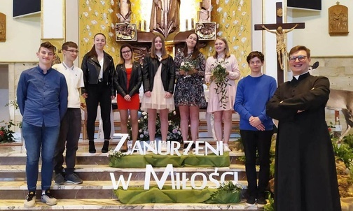 Uczestnicy złotołańskich rekolekcji z ks. Marcinem Hałasem.