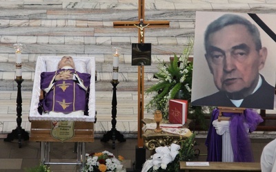 Bp Dec na pogrzebie ks. Tokarza: "Dziękujemy wraz z waszym pasterzem"