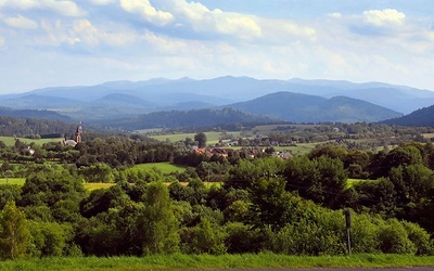 Lutowiska. Panorama bieszczadzkich szczytów.