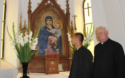 W kaplicy na cmentarzu w Stromcu znajduje się kopia cudownego obrazu Matki Bożej Śnieżnej. Od prawej ks. Bogdan Rosiewicz i ks. Grzegorz Opiela.