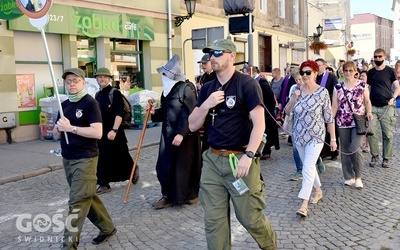 Wychodzący ze Świdnicy pielgrzymi wraz z odprowadzającymi ich mieszkańcami.