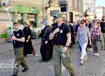 Wychodzący ze Świdnicy pielgrzymi wraz z odprowadzającymi ich mieszkańcami.